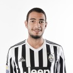 grigoris-kastanos-posando-con-la-camiseta-de-la-juventus-juventus